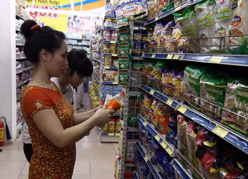 Hạ giá hàng hóa, đẩy sức mua ảnh 1
