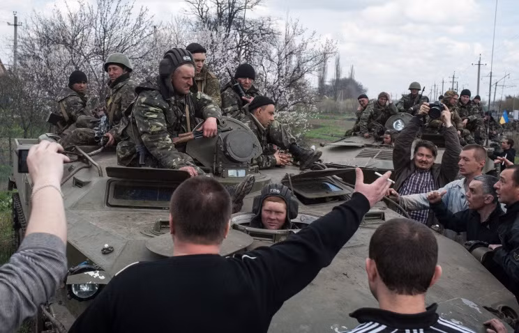 Ukraine: Người biểu tình bắt giữ nhiều xe bọc thép quân chính phủ ảnh 1