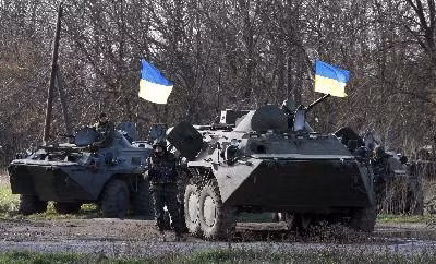 Ukraine: Người biểu tình bắt giữ nhiều xe bọc thép quân chính phủ ảnh 2