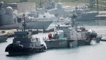 Nga trả lại tàu chiến đầu tiên ở Crimea cho Ukraine ảnh 1