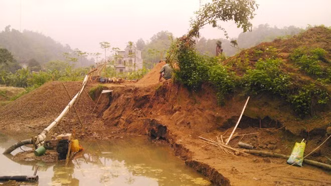 Ruộng đồng nát bươm do khai thác cát ảnh 1