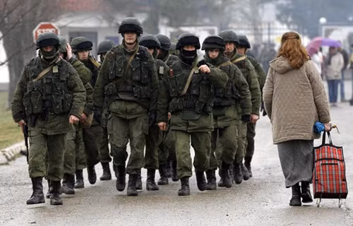 Ukraine giải tán lữ đoàn dù đầu hàng phe biểu tình ảnh 1