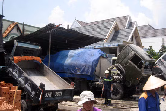 Xe bồn cháy ngùn ngụt trước Tổng kho xăng dầu Nhà Bè ảnh 1