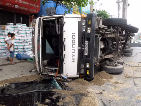 Xe tải lật nhào trên Quốc lộ 1A ảnh 1