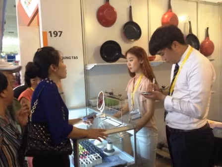 Hàng ngàn khách tham quan Vietnam Expo 2014 ảnh 3