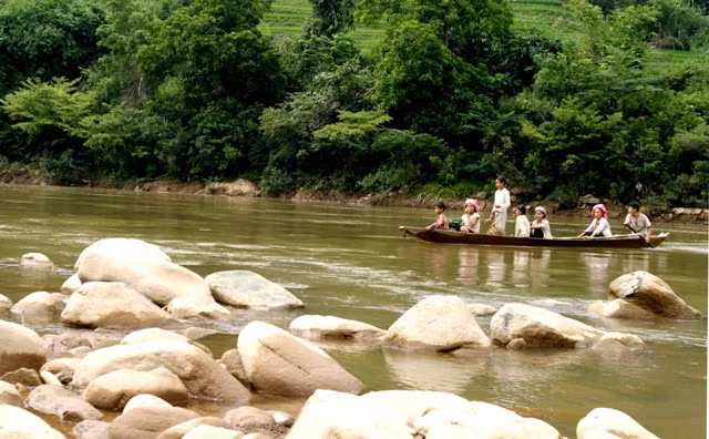 Lai Châu: 7 học sinh trôi sông, 1 em mất tích ảnh 1