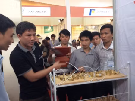 Hàng ngàn khách tham quan Vietnam Expo 2014 ảnh 2