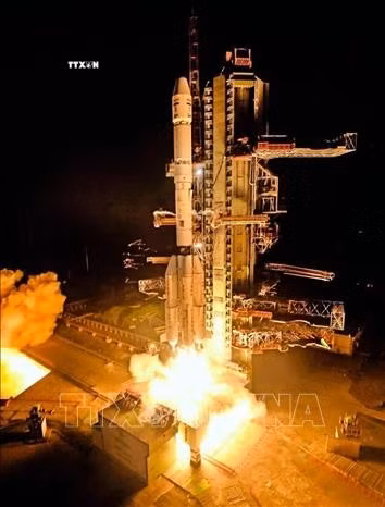 Tên lửa đẩy GSLV-F18 mang theo vệ tinh NVS-03 rời bệ phóng tại Trung tâm Vũ trụ Satish Dhawan ở Sriharikota, bang Andhra Pradesh, Ấn Độ ngày 30/10/2026. Ảnh: ANI/TTXVN phát