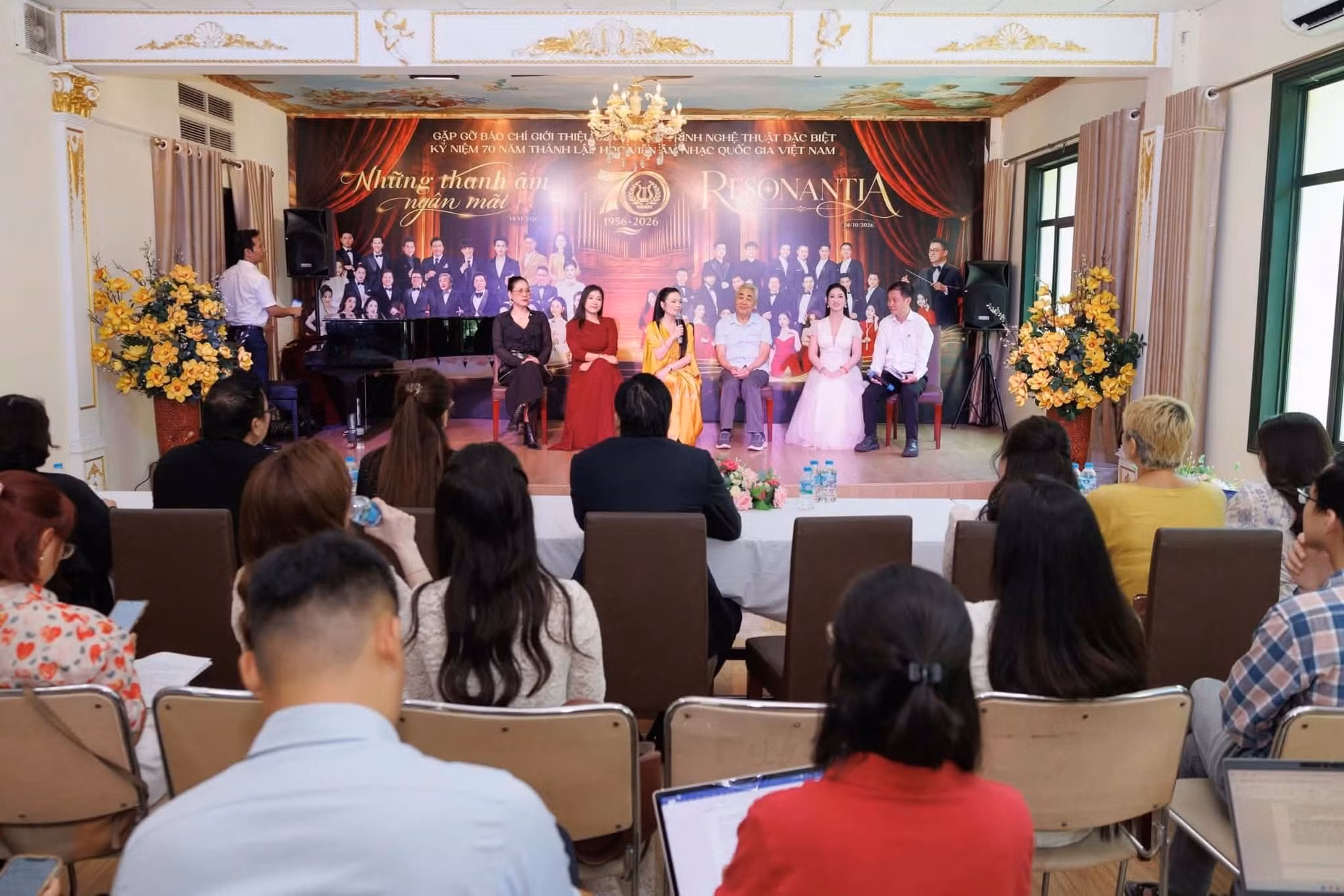 Ban tổ chức chia sẻ thông tin về hai chương trình nghệ thuật. Ảnh: Thọ Nam
