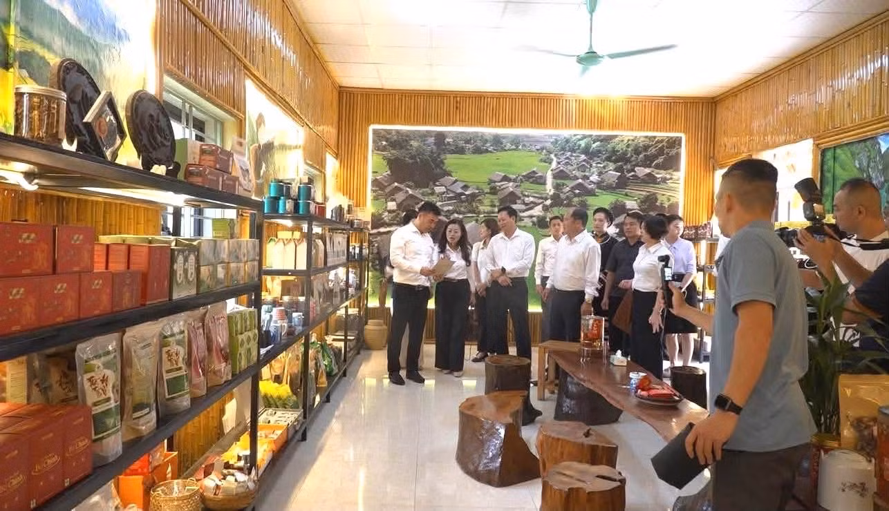 Đoàn công tác châu Văn Sơn tìm hiểu các sản phẩm đặc trưng tại Làng văn hóa du lịch cộng đồng thôn Tha.