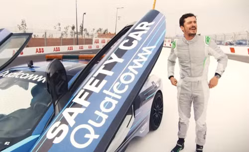 Clip diễn viên Orlando Bloom lao thẳng xe đua vào tường ảnh 1