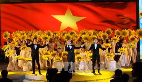 Chương trình Xuân Quê hương 2018 có chủ đề 'Việt Nam rạng ngời tương lai' ảnh 1