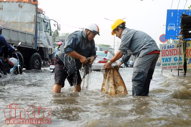 Triều cường gây ngập sâu, kẹt xe nghiêm trọng trên Quốc lộ 1A ảnh 10