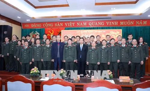  Trưởng ban Tuyên giáo Trung ương chúc Tết cán bộ, chiến sỹ và các văn sỹ, trí thức ảnh 1