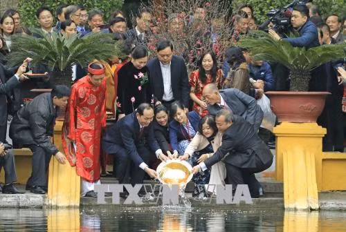 Chủ tịch nước Trần Đại Quang và đại biểu kiều bào dâng hương tưởng nhớ Bác Hồ ảnh 3