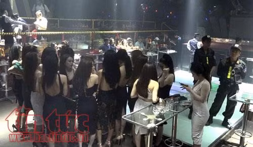 Đột kích quán bar ở TP Hồ Chí Minh, nhiều ‘dân bay’ phi tang ma túy trốn chạy ảnh 2