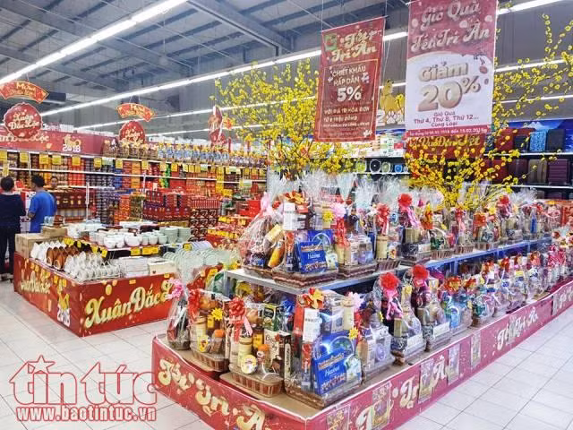 Dầu ăn, nước mắm, bột ngọt lần đầu vào giỏ quà Tết ảnh 1