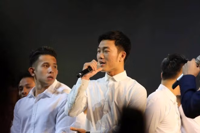Các cầu thủ U23 Việt Nam đẹp tinh khôi trong màu áo sơ mi trắng ảnh 6