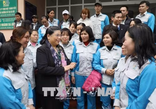 Phó Chủ tịch Thường trực Quốc hội Tòng Thị Phóng chúc Tết công nhân môi trường đô thị Hà Nội ảnh 1