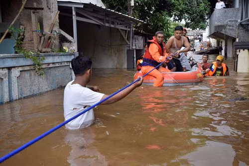 Indonesia: Hàng nghìn người sơ tán khỏi Jakarta vì lũ lụt ảnh 1