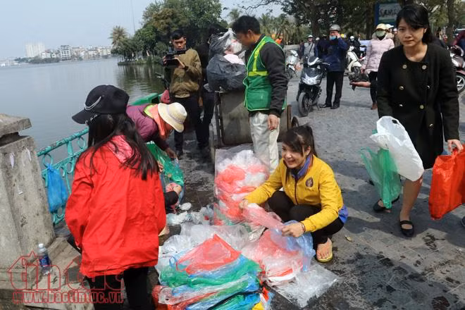 Nhà sư, chàng thanh niên Mỹ cùng chung tay 'thả cá văn minh' ảnh 12