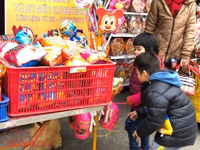 Cười tươi rói khuân mì chính, nước mắm về nhà đón Tết ảnh 6