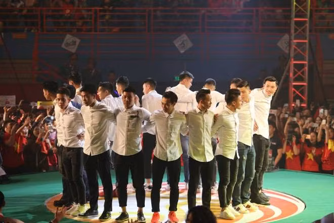 Các cầu thủ U23 Việt Nam đẹp tinh khôi trong màu áo sơ mi trắng ảnh 1