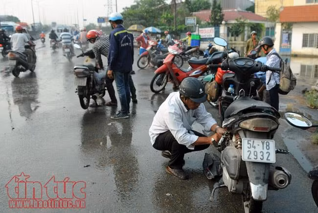 Triều cường gây ngập sâu, kẹt xe nghiêm trọng trên Quốc lộ 1A ảnh 11