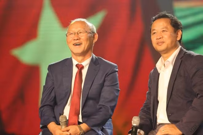 Các cầu thủ U23 Việt Nam đẹp tinh khôi trong màu áo sơ mi trắng ảnh 9