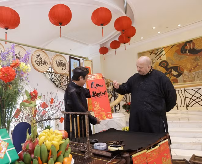 'Góc thư pháp' mang nét văn hoá Việt tới với du khách nước ngoài ảnh 2