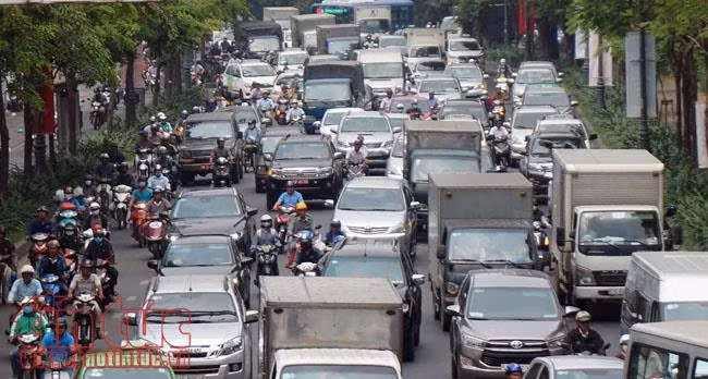 Bến xe quá tải, ga tàu, sân bay nườm nượp người về quê ăn Tết ảnh 4