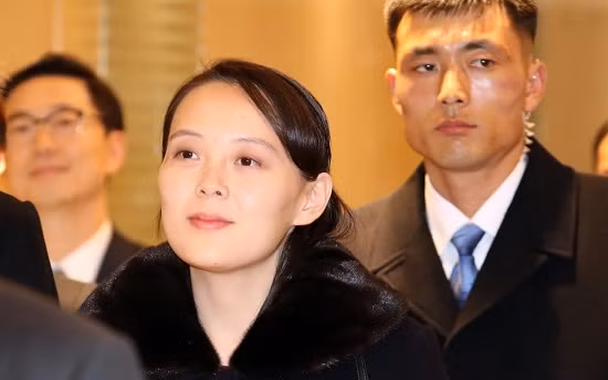 Video em gái nhà lãnh đạo Kim Jong Un đi chuyên cơ tới Hàn Quốc, vệ sĩ vây quanh ảnh 1
