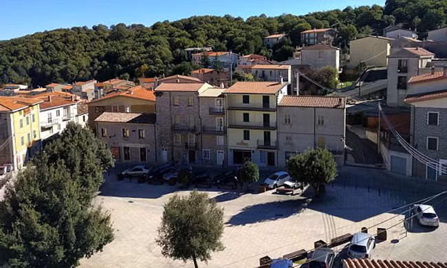 Ngắm ngôi làng Italy đẹp như tranh với giá nhà chỉ 1 euro ảnh 1