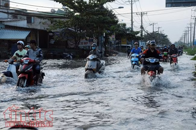 Triều cường gây ngập sâu, kẹt xe nghiêm trọng trên Quốc lộ 1A ảnh 2