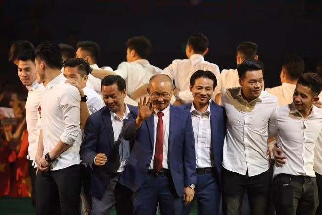 Các cầu thủ U23 Việt Nam đẹp tinh khôi trong màu áo sơ mi trắng ảnh 3