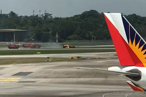 Máy bay Không quân Hàn Quốc lật ngửa, bốc cháy trên đường băng Singapore ảnh 1
