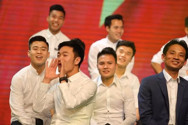 Các cầu thủ U23 Việt Nam đẹp tinh khôi trong màu áo sơ mi trắng ảnh 7