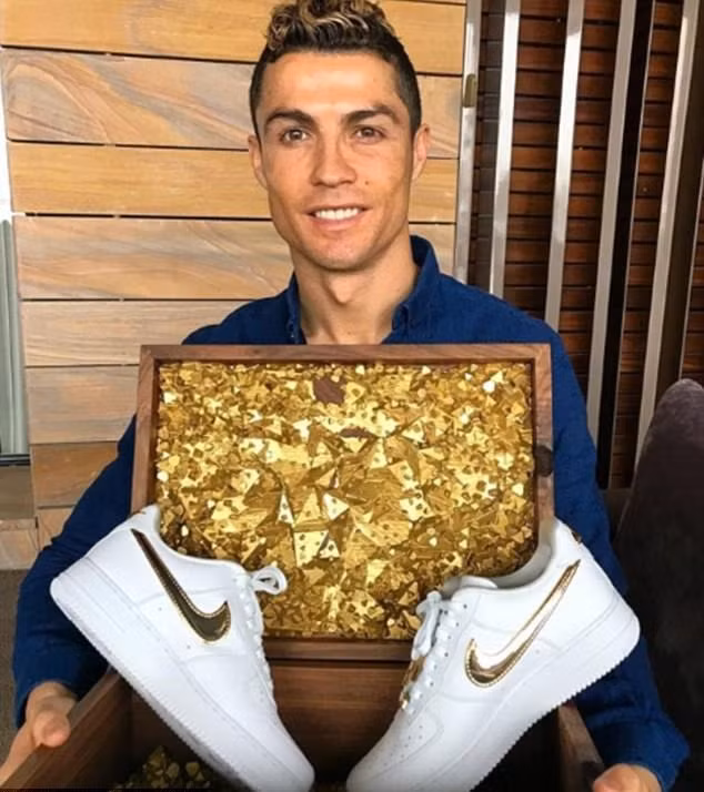 Cũng sinh nhật, Neymar ồn ào còn Ronaldo trầm lắng ảnh 2