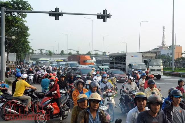 Triều cường gây ngập sâu, kẹt xe nghiêm trọng trên Quốc lộ 1A ảnh 6
