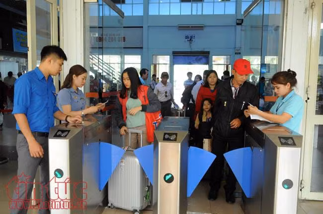 Bến xe quá tải, ga tàu, sân bay nườm nượp người về quê ăn Tết ảnh 10
