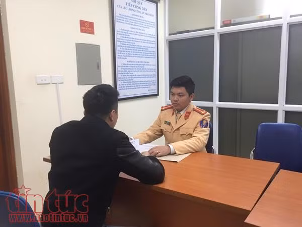 Xử nghiêm lái xe quay đầu trên cầu Chương Dương gây ùn tắc ảnh 1