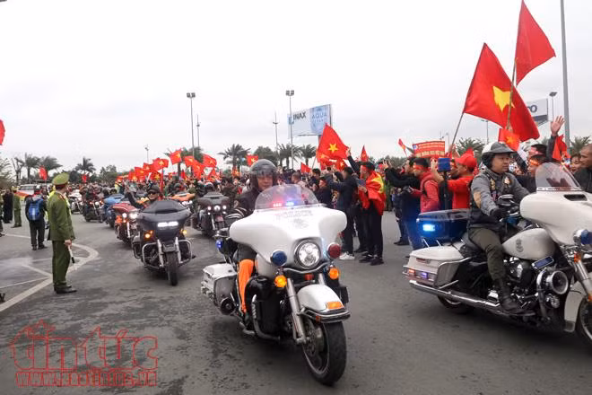 Dàn mô tô 'khủng' đón đoàn U23 Viêt Nam ảnh 1