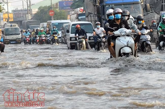Triều cường gây ngập sâu, kẹt xe nghiêm trọng trên Quốc lộ 1A ảnh 9