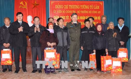 Bộ trưởng Bộ Công an Tô Lâm thăm, tặng quà Tết tại Sơn La ảnh 2
