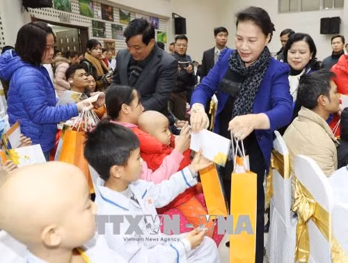 Chủ tịch Quốc hội thăm và trao quà Tết tặng bệnh nhi ung thư ảnh 2