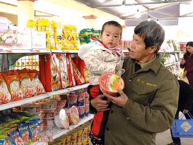 Cười tươi rói khuân mì chính, nước mắm về nhà đón Tết ảnh 1