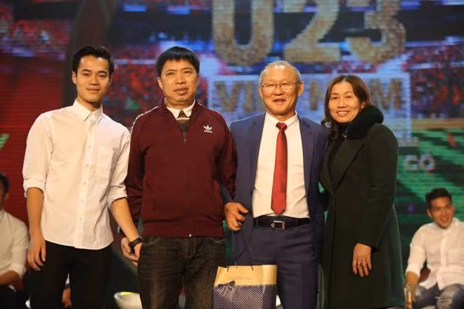 Các cầu thủ U23 Việt Nam đẹp tinh khôi trong màu áo sơ mi trắng ảnh 12
