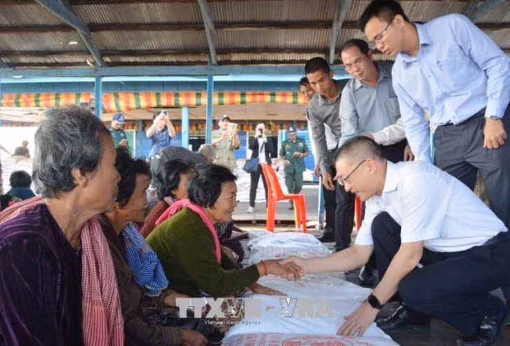 Trao hơn 700 suất quà của Thủ tướng cho Việt kiều, người nghèo tại Campuchia ảnh 1