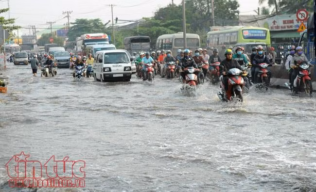 Triều cường gây ngập sâu, kẹt xe nghiêm trọng trên Quốc lộ 1A ảnh 4