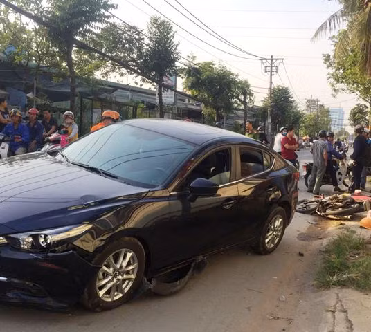 Ô tô lao qua đường ngược chiều tông hàng loạt xe máy, 3 người bị thương ảnh 2